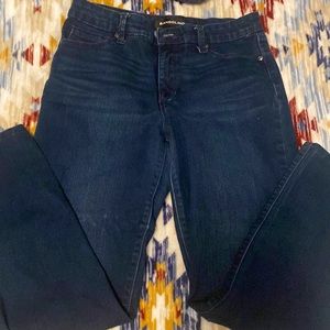 bandolino dark blue size 6 jeans!